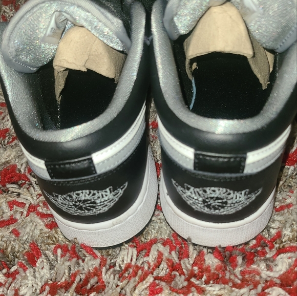 Nikes - Picture 2 of 5